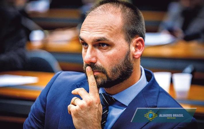 Eduardo Bolsonaro diz que abrirá mão do mandato e ficará nos EUA
