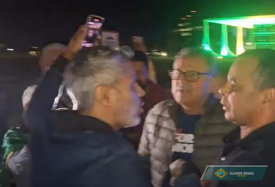 Esquerdista causa confusão durante manifestação silenciosa de Hélio Negão em frente ao STF