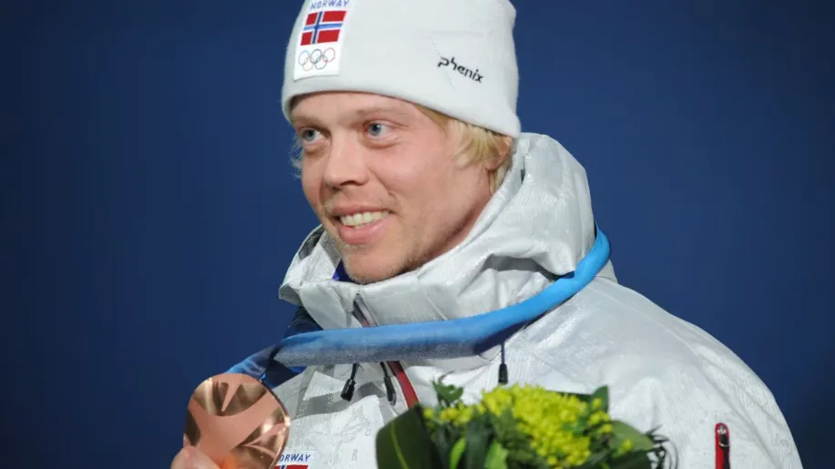 Ex-atleta olímpico morre ao ser atingido por um raio durante viagem