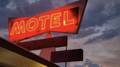 Ex-genro abusa da ex-sogra e a leva para motel em BH