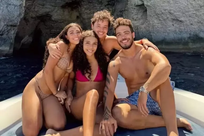 Filhos de Ronaldo Fenômeno curtem férias na Espanha e chamam atenção pela semelhança