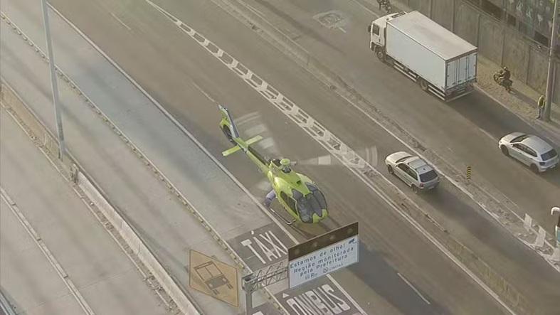 Helicóptero faz pouso de emergência na Avenida Brasil para levar órgãos para hospital na Zona Sul e evitar atraso por causa do trânsito