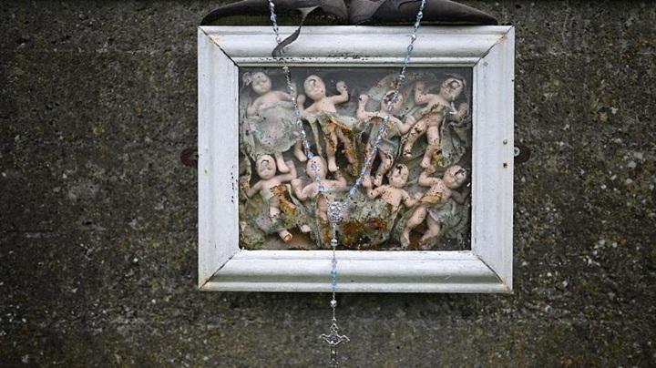 Irlanda começa a tentar identificar quase 800 corpos de bebês em cova coletiva gerida pela Igreja Católica