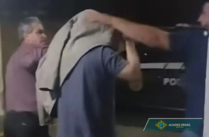 Juiz aposentado dirige com mulher nua no colo e atropela ciclista em Araçatuba. Vítima está em estado grave