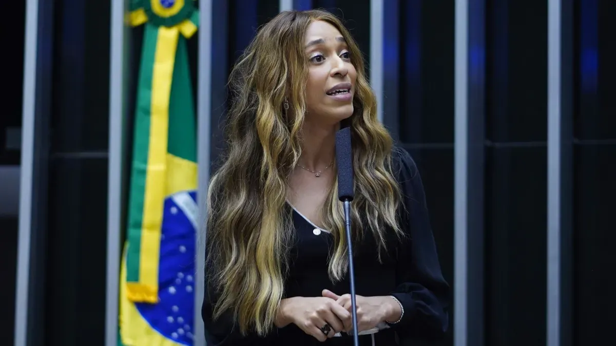 Justiça dá 20 dias para Erika Hilton esclarecer contrato de segurança