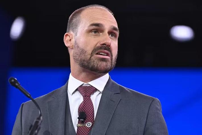 Licença do mandato de Eduardo Bolsonaro na Câmara dos Deputados termina neste domingo