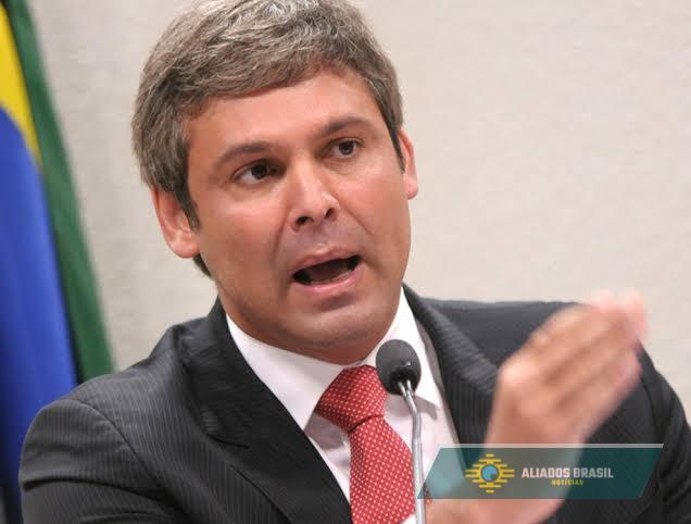 Lindbergh protocola petição no STF contra Jair e Flávio Bolsonaro