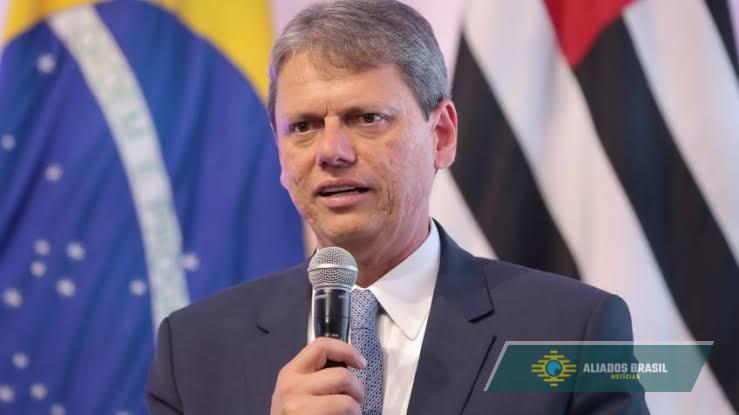 “Lula colocou sua ideologia acima da economia”, diz Tarcísio