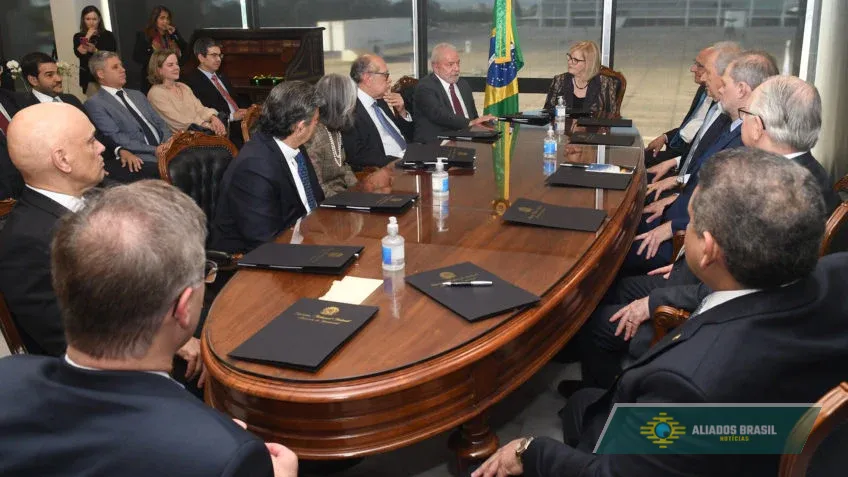 Lula convida os 11 ministros do STF para reunião no Alvorada