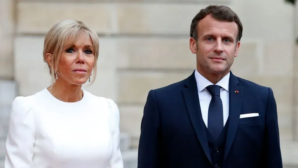 Macron e Esposa Processam Influenciadora nos EUA por Alegação de Que Primeira-Dama é Homem