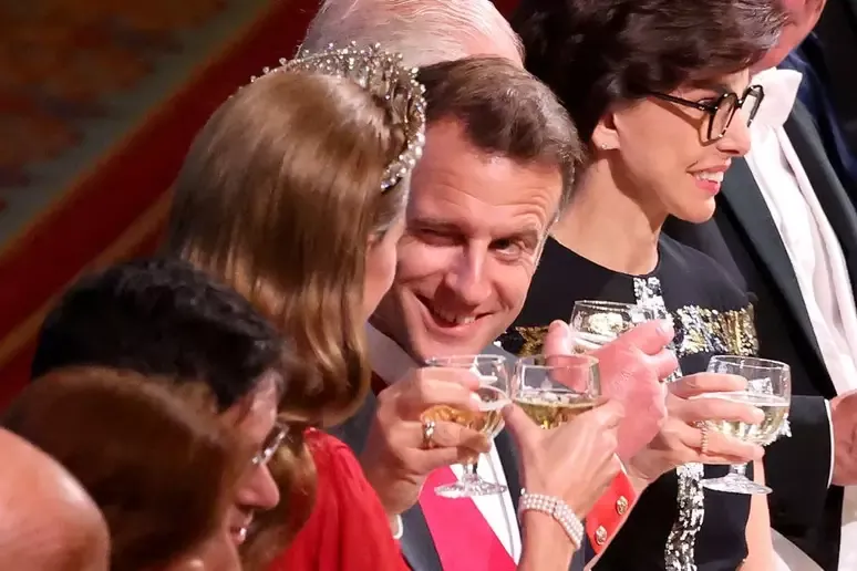 Macron é flagrado dando piscadinha para Kate Middleton em banquete da Família Real