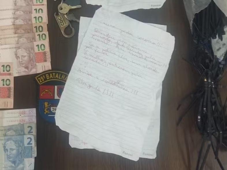 Mãe e filha mantidas em cárcere no PR jogaram bilhetes pedindo ajuda pela sacada de apartamento, e vizinho encontrou na entrada de prédio