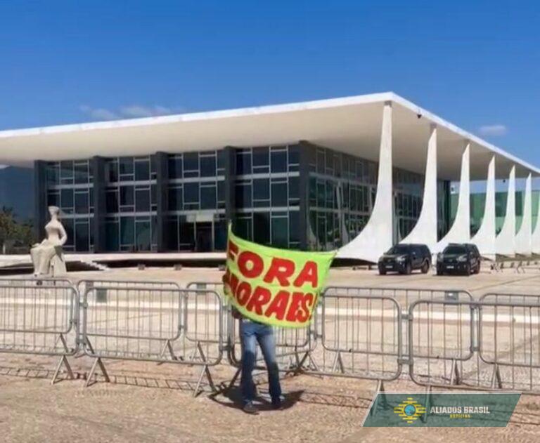 Manifestante solitário: Homem protesta sozinho e inspira ato contra Moraes em frente ao STF. VEJA OS VÍDEOS
