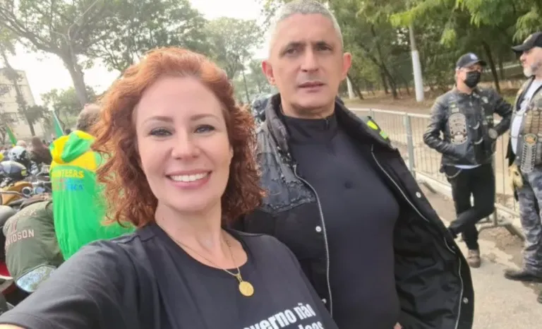 Marido de Carla Zambelli pede exoneração de prefeitura do CE