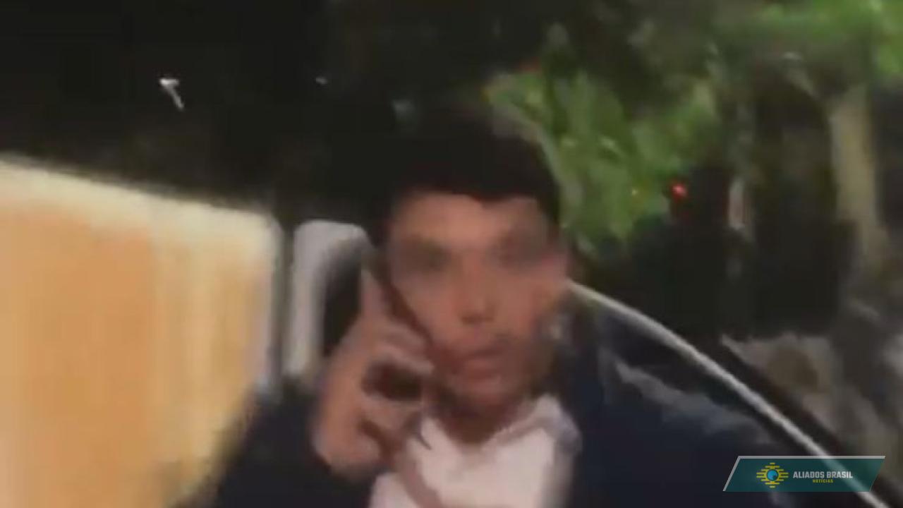 'Me pega': Oruam põe celular na cara de delegado e provoca a polícia; VEJA VÍDEO