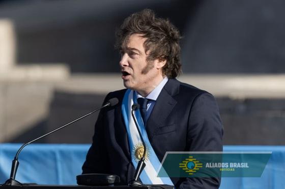 Milei reduz imposto de exportação de carnes e grãos na Argentina