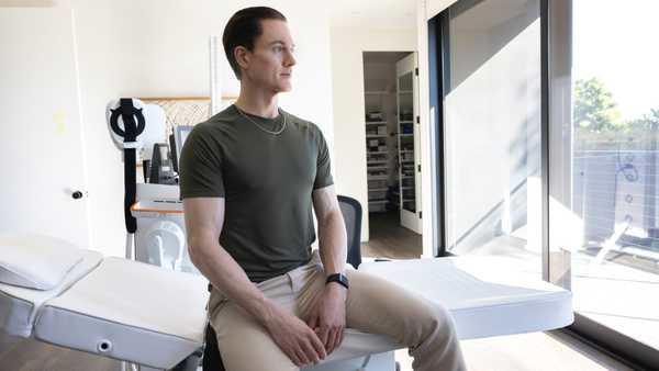 Milionário que persegue juventude eterna agora aposta em boné anti-calvície e ondas de choque