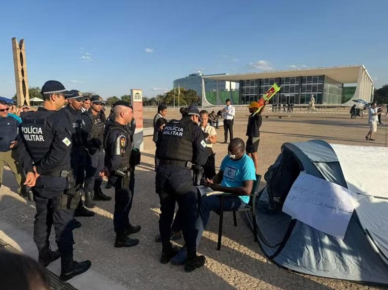 Moraes proíbe acampamentos na Praça dos Três Poderes