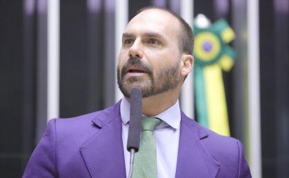 Moraes proíbe Jair Bolsonaro de falar com filho Eduardo
