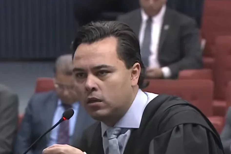Moraes silencia microfone de advogado de Filipe Martins