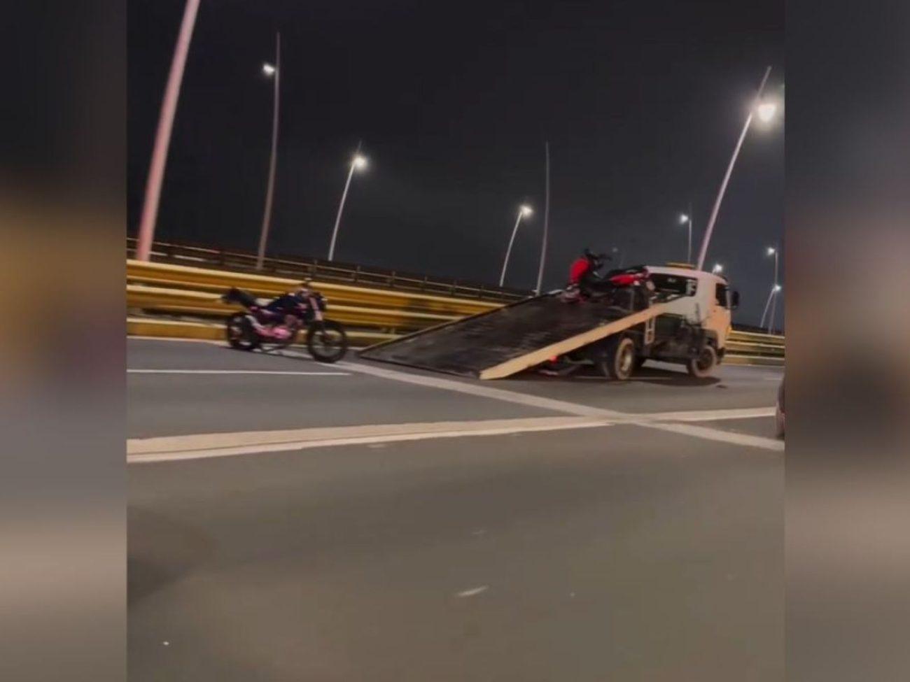 Motociclista morre após ser atingido por carro e arremessado de ponte em Florianópolis; VÍDEO mostra colisão