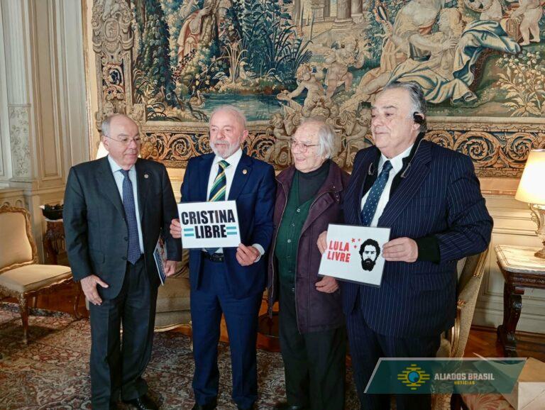 Na Argentina, Lula posa para foto com cartaz “Cristina Livre”
