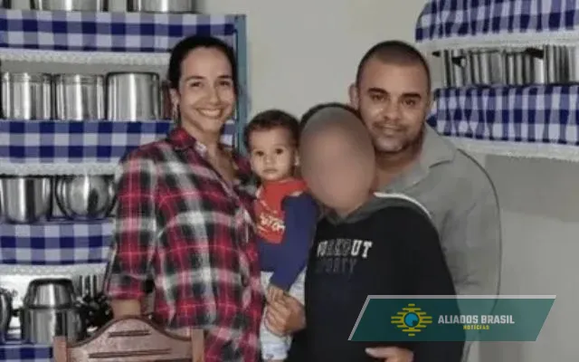 Namorada de menino de 14 anos que matou família é apreendida