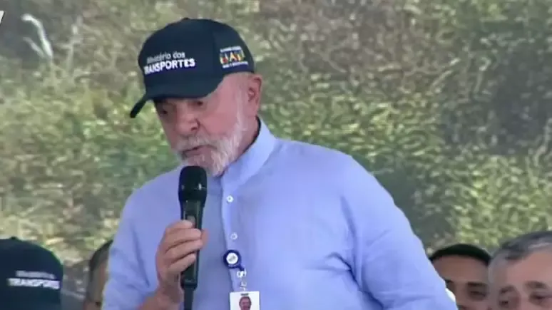 'Não vou entregar o País de volta para aquele bando de malucos', diz Lula