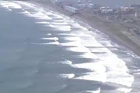 Ondas agitadas e pessoas em telhados: veja imagens do tsunami no Japão