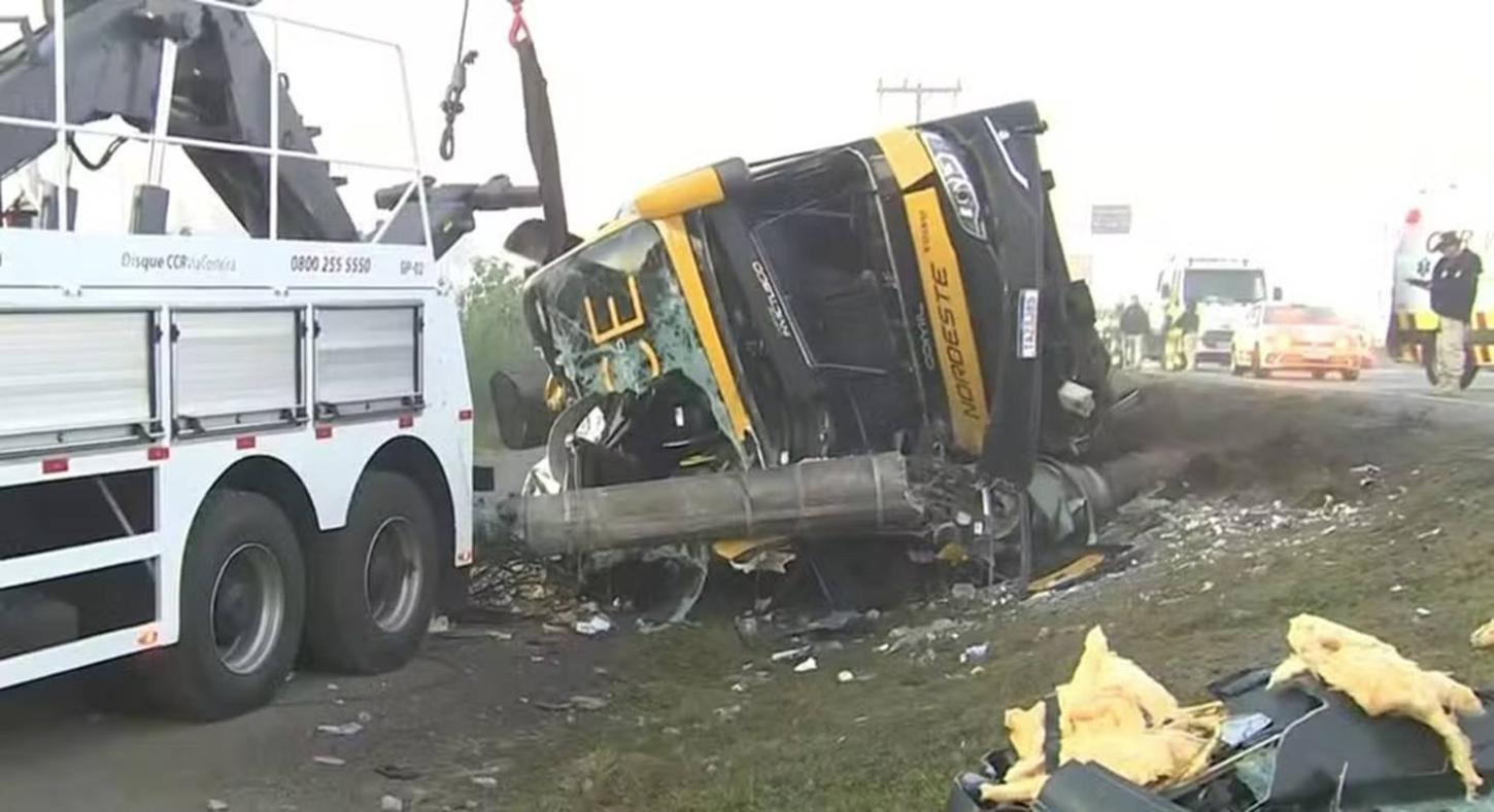 Ônibus que partiu de Porto Alegre tomba em SC e deixa ao menos uma pessoa morta