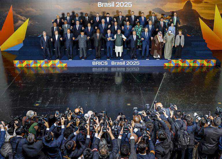 Pesquisa AtlasIntel/Bloomberg: Brasileiros Veem Participação no BRICS Como Principal Motivação para Tarifas de Trump