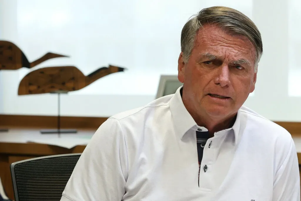 PF apreendeu 14 mil dólares, pen drive e celular de Bolsonaro