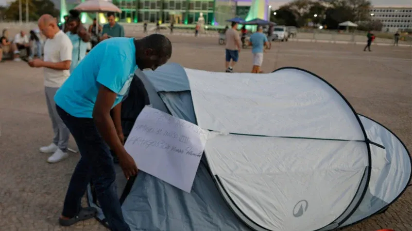 Por ordem de Moraes, deputado Hélio Lopes é obrigado a se retirar da frente do STF