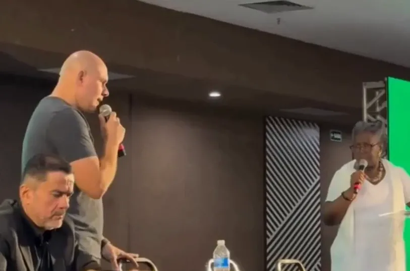 Prefeito repreende professora e veta pronome neutro em evento