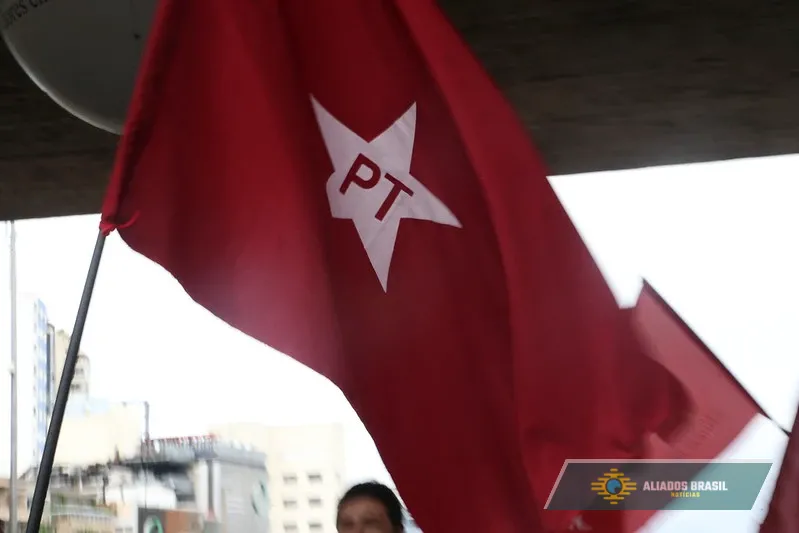 PT comemora ação da PF contra Bolsonaro: “A justiça sendo feita!”
