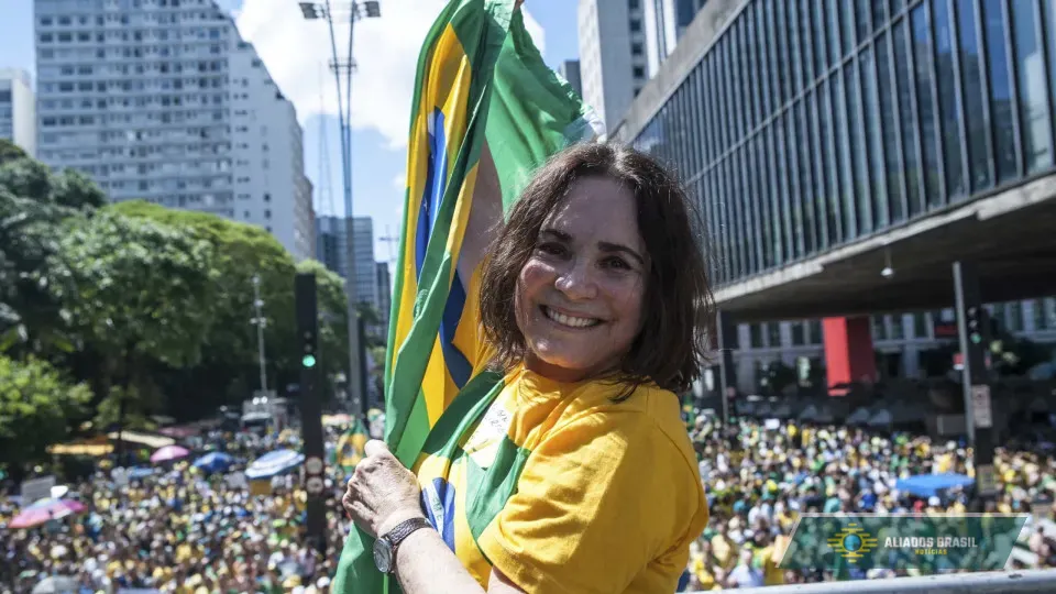 Regina Duarte diz que 'continua admirando' Bolsonaro