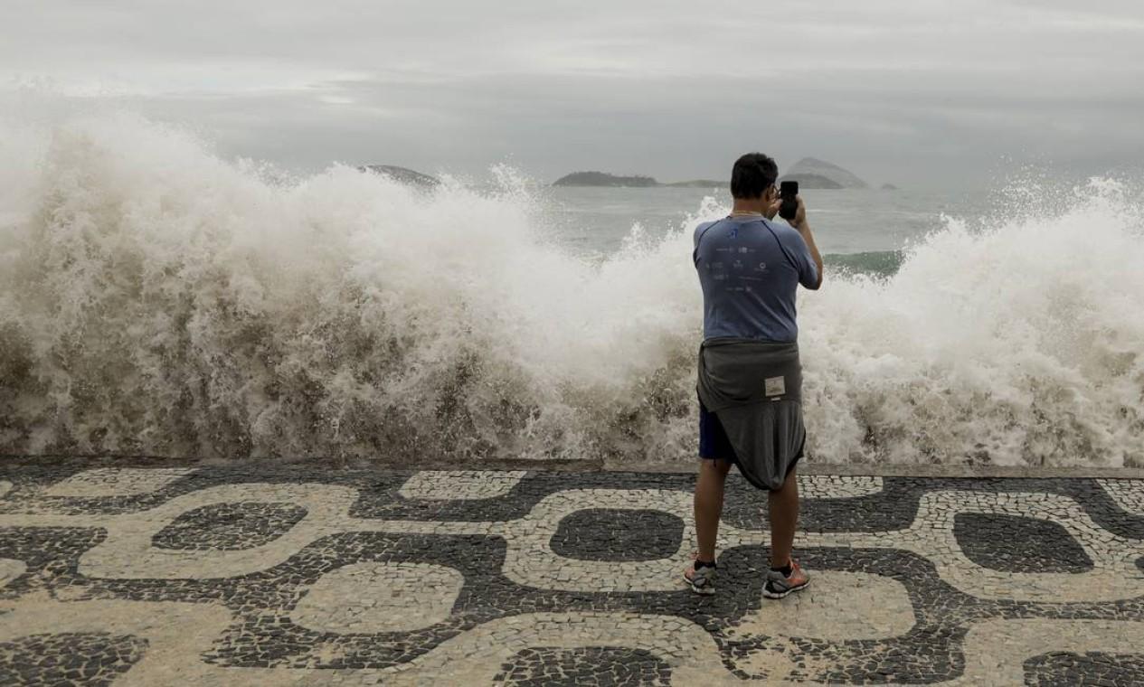 Ressaca interdita orla do Leblon, desloca 'academia' e carro, e destrói portão de prédio; VÍDEO