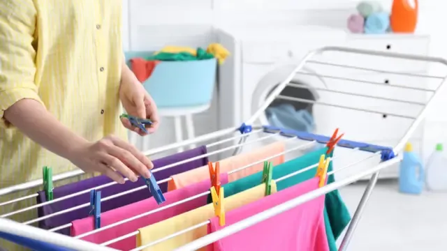 Roupas não secam? Saiba como acelerar a secagem mesmo no frio ou na chuva