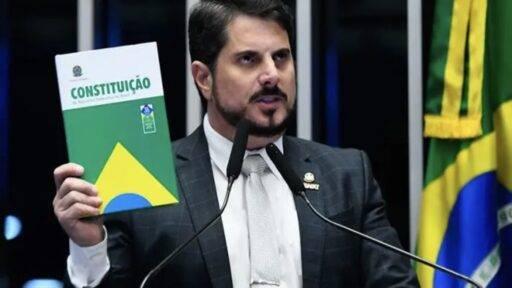 Senador Marcos do Val pede salvo-conduto para voltar ao Brasil