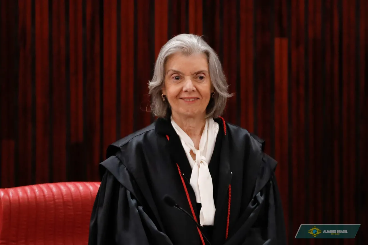 Senadores protocolam pedido de impeachment de Cármen Lúcia, ministra do STF