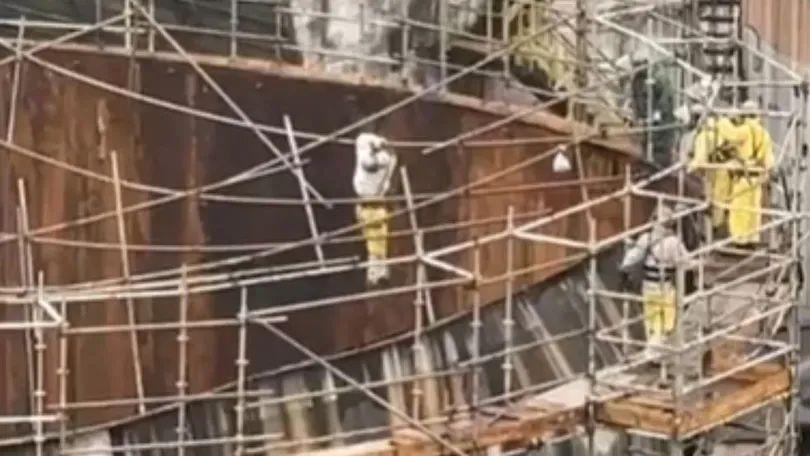 Tanque industrial cede e trabalhadores ficam pendurados na estrutura; VEJA