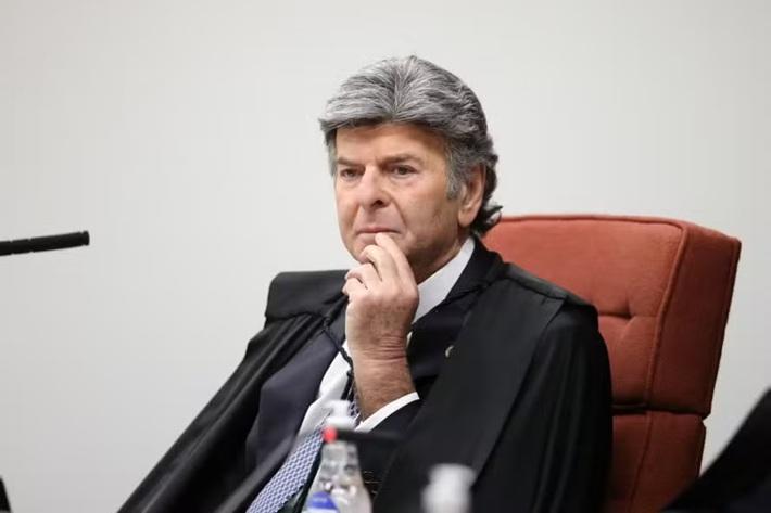 Tensão no STF: Luiz Fux critica protagonismo da Corte e confronta Alexandre de Moraes