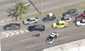 Tiroteio fecha a Avenida das Américas, na Barra; Porsche blindado é atingido por vários disparos