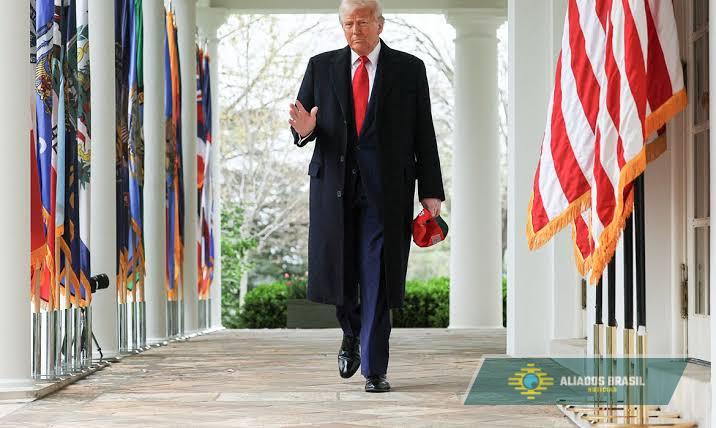 Trump promete tarifa adicional a quem “se alinhar às políticas antiamericanas do Brics”