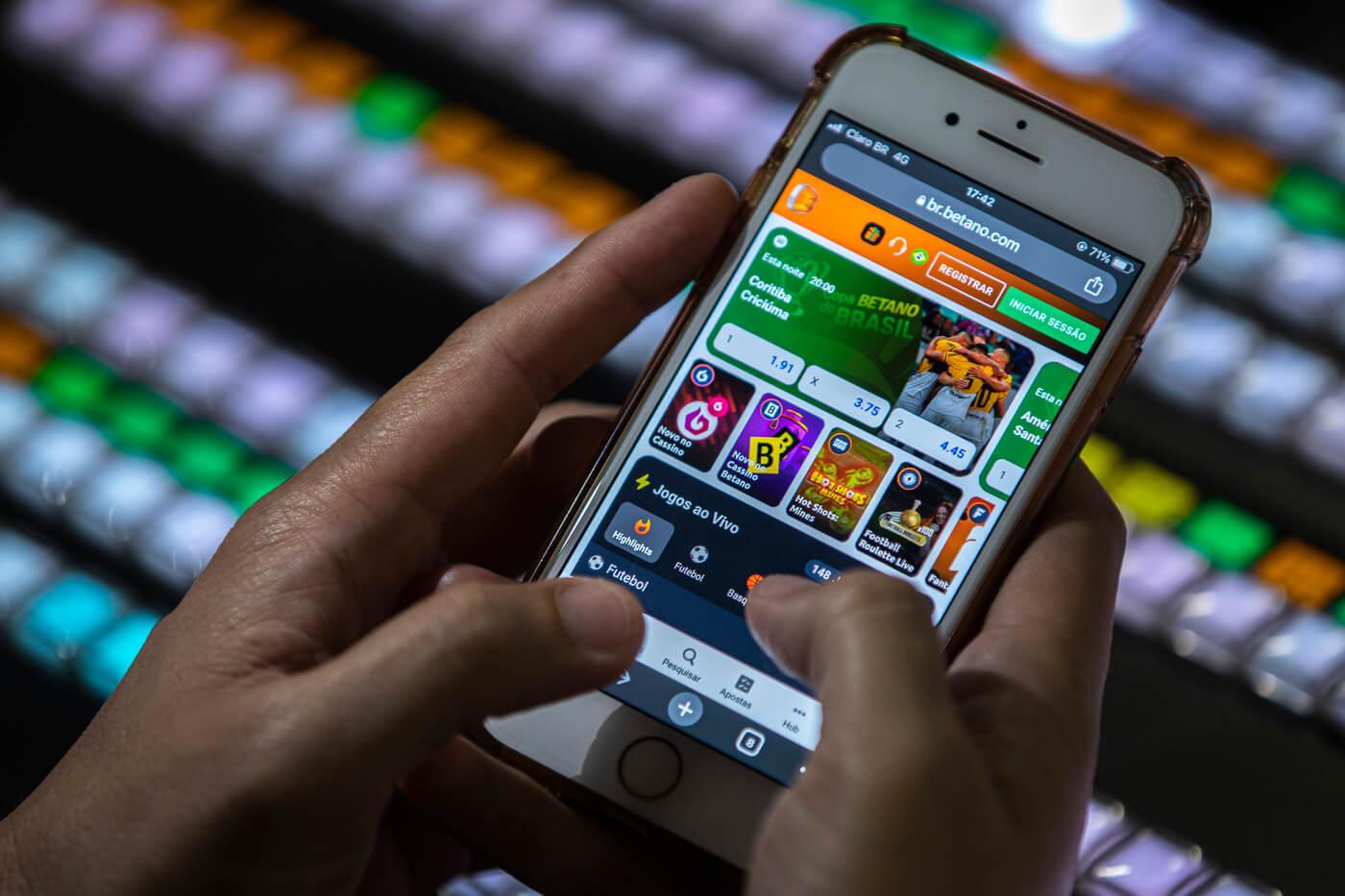 Vício em 'bets' e jogos de aposta online afetam famílias, mercado de trabalho e economia