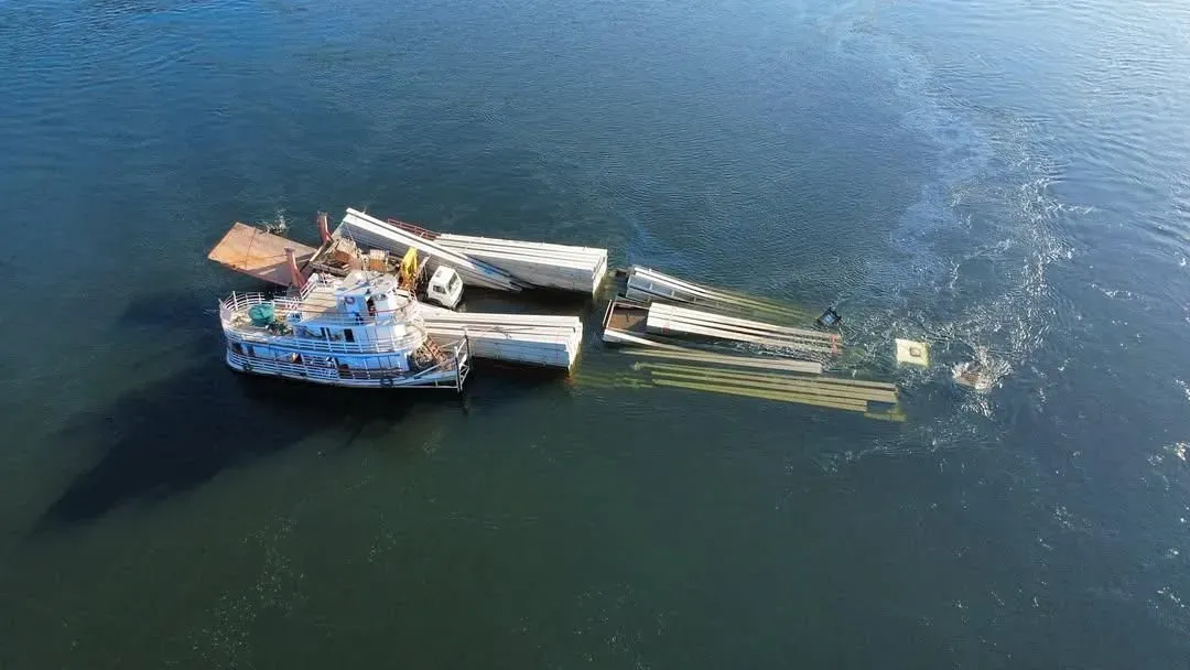 Vídeo: Balsa transportando caminhões e postes naufraga em rio no Pará