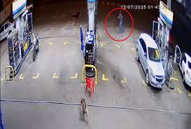 Câmera registra motorista pedindo ajuda a frentista de posto após ser sequestrada e estuprada por passageiro no interior de SP