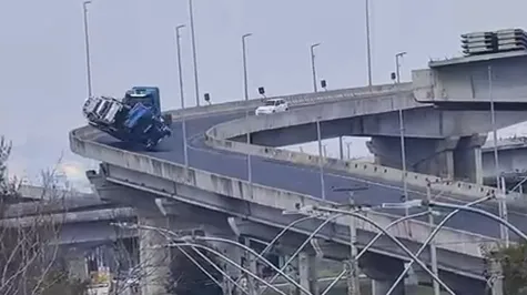 Vídeo: caminhão-cegonha perde controle e carro cai de viaduto no RS