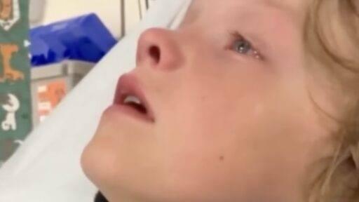 Vídeo: Garoto diz ter visto ‘os olhos de fogo de Deus’ em momento comovente pós-acidente