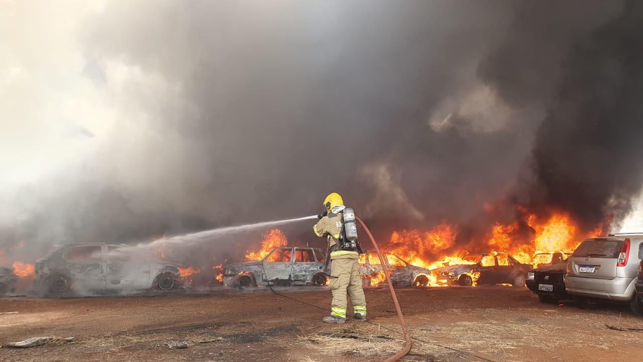 VÍDEO: Incêndio queima 200 carros no pátio do Detran, em Uberaba